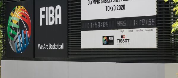 Табло с обратным отсчетом до Олимпийского турнира по баскетболу в Токио - Sputnik Литва