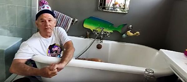 Bilas Murėjus tiesioginiame eteryje išsimaudė antikoronavirusinėje vonioje Bilas Murėjus tiesioginiame eteryje išsimaudė antikoronavirusinėje vonioje - Sputnik Lietuva