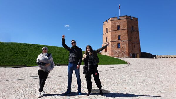 Первые туристы около башни Гедиминаса в Вильнюсе - из Латвии, 14 мая 2020 года - Sputnik Литва