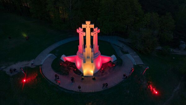 Trijų Kryžių paminklas nušvito Ispanijos vėliavos spalvomis - Sputnik Lietuva