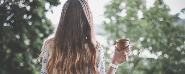 Девушка в парке с кофе, архивное фото - Sputnik Литва