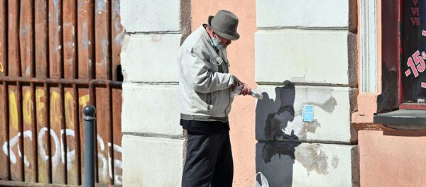 Пожилой прохожий в Вильнюсе Пожилой прохожий в Вильнюсе - Sputnik Lietuva