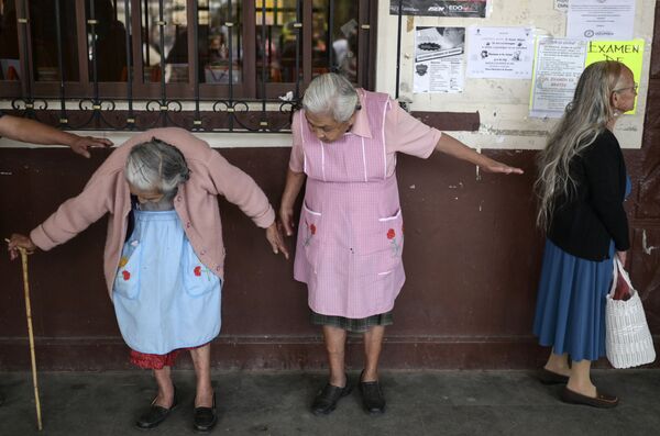 Женщины в очереди на регистрацию по программе социальной помощи, Озумба, Мексика - Sputnik Lietuva