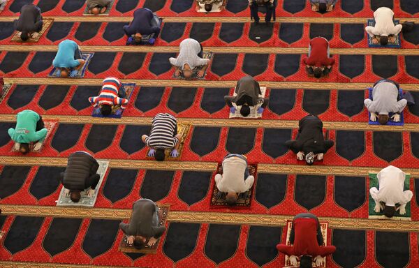 Пятничная молитва во время священного месяца Рамадан в мечети Мухаммеда аль-Амина в Бейруте - Sputnik Литва