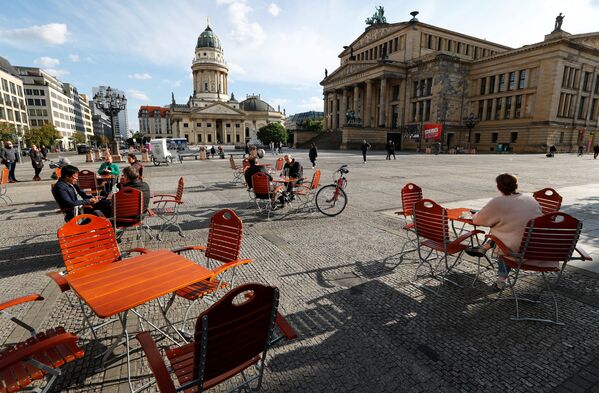 Люди в кафе на площади Жандарменмаркт в Берлине - Sputnik Литва