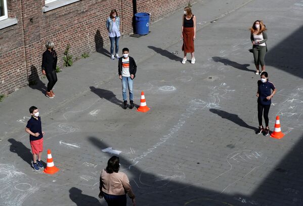Учителя и ученики соблюдают правила дистанцирования на открытии школы после вспышки коронавируса в Джумете, Бельгия  - Sputnik Литва