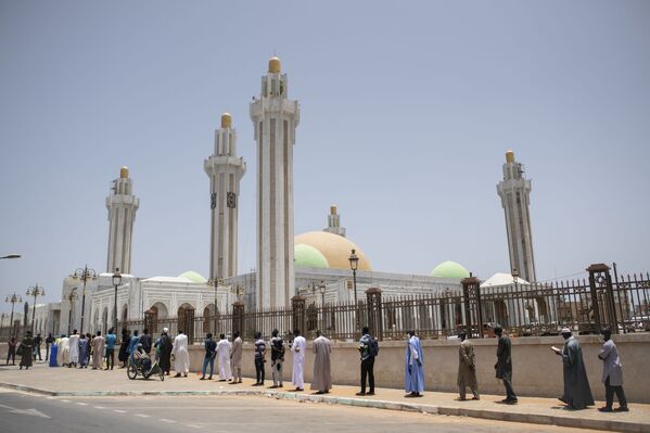 Очередь в мечеть в Дакаре, Сенегал - Sputnik Литва
