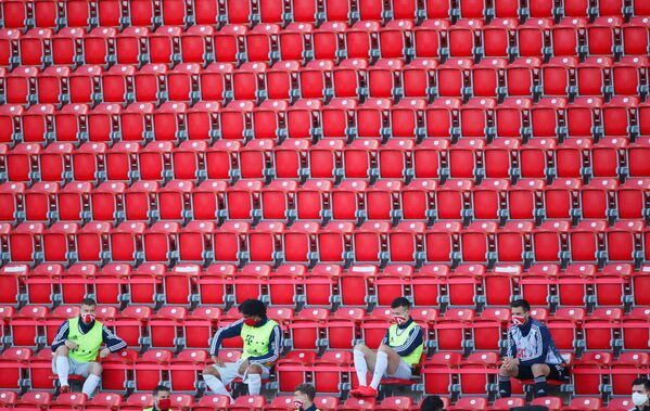 На фото: футболисты на трибунах соблюдают социальную дистанцию во время матча ФК Юнион Берлин - Бавария в Берлине, Германия. - Sputnik Литва