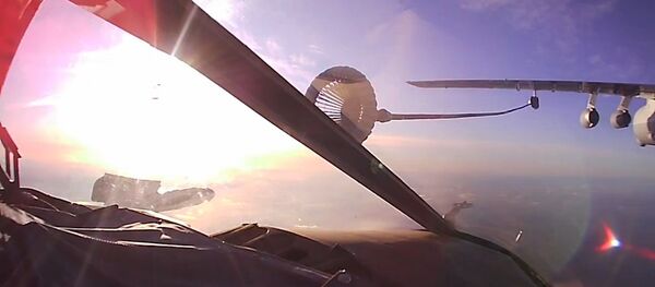 Опубликовано видео дозаправки Су-24М, Су-34 и Су-30СМ в воздухе - Sputnik Литва