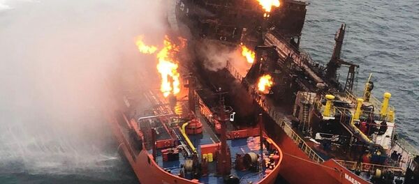Тушение пожара на танкерах в Керченском проливе, архивное фото Тушение пожара на танкерах в Керченском проливе, архивное фото - Sputnik Lietuva