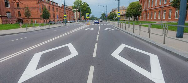 На улицах Каунаса дорожное покрытие перед пешеходным переходом отмечено предупреждающими знаками - ромбами На улицах Каунаса дорожное покрытие перед пешеходным переходом отмечено предупреждающими знаками - ромбами - Sputnik Lietuva
