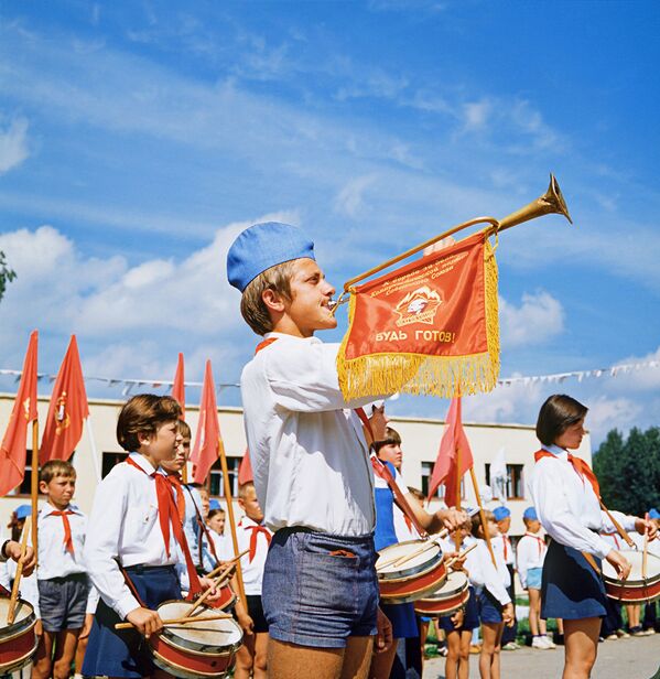 Горнист и барабанщики на утренней линейке в пионерском лагере Ласточка под городом Чебоксары в Чувашии, 1983 год - Sputnik Lietuva