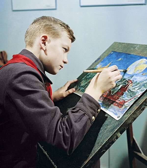 Московский школьник рисует во время занятий в кружке городского Дворца пионеров, 1959 год - Sputnik Lietuva