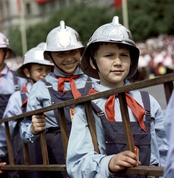 Юные пионеры-пожарные - участники парада на Красной площади в Москве, 1967 год - Sputnik Lietuva