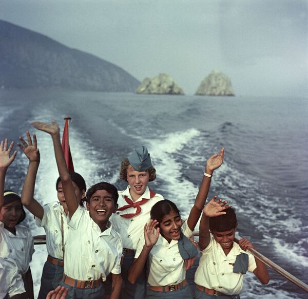Советские и индийские дети на прогулке по Черному морю, 1968 год - Sputnik Lietuva