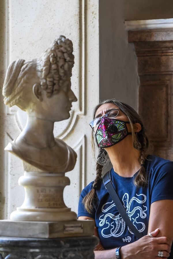 Посетительница в маске рассматривает коллекцию Капитолийского музея в Риме - Sputnik Lietuva