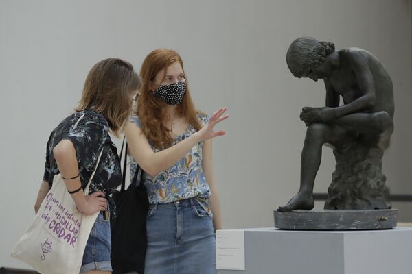 Посетители в масках рассматривают коллекцию Капитолийского музея в Риме - Sputnik Литва