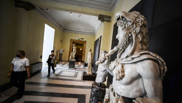 Посетители в масках в Капитолийском музее в Риме - Sputnik Lietuva