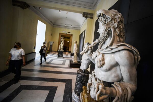 Посетители в масках в Капитолийском музее в Риме - Sputnik Литва