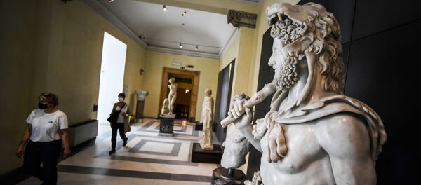 Посетители в масках в Капитолийском музее в Риме Посетители в масках в Капитолийском музее в Риме - Sputnik Lietuva