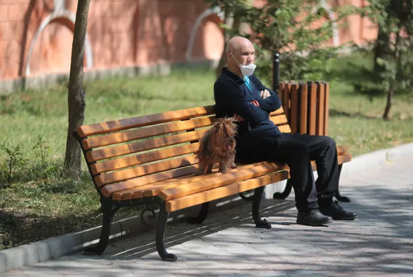 Мужчина на прогулке с собакой в Евпатории Мужчина на прогулке с собакой в Евпатории - Sputnik Lietuva