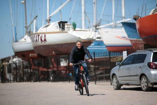 Мужчина едет на велосипеде в Евпатории - Sputnik Lietuva