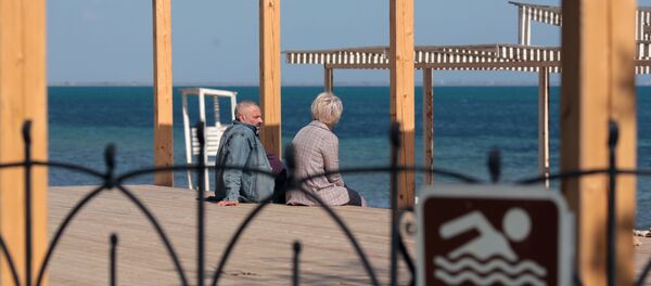 Отдыхающие на пляже в Евпатории - Sputnik Литва