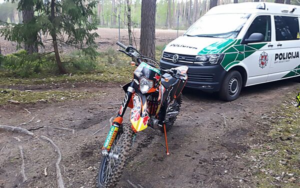 Под Вильнюсом поймали мотоциклиста, уничтожавшего лесной грунт Под Вильнюсом поймали мотоциклиста, уничтожавшего лесной грунт - Sputnik Литва