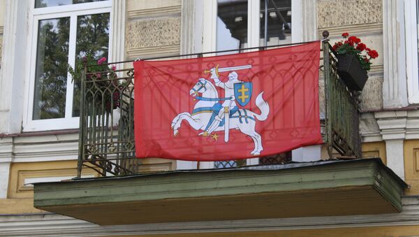 Исторический флаг Литвы на балконе патриота - Sputnik Lietuva