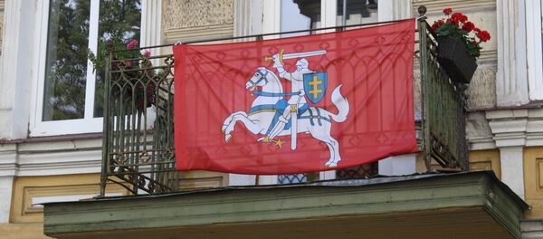 Исторический флаг Литвы на балконе патриота Исторический флаг Литвы на балконе патриота - Sputnik Lietuva