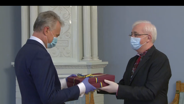 Президент Литвы показал на видео вышиванку, подаренную ему Зеленским - Sputnik Литва