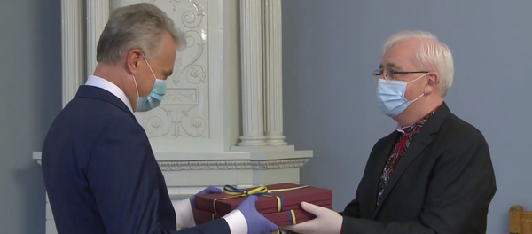 Президент Литвы показал на видео вышиванку, подаренную ему Зеленским Президент Литвы показал на видео вышиванку, подаренную ему Зеленским - Sputnik Литва