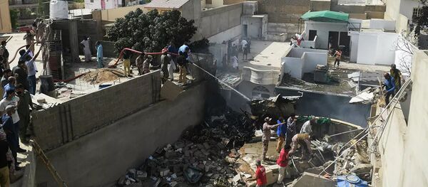 Спасатели на месте крушения самолета авиакомпании Пакистанские аваиалинии в Карачи, 22 мая 2020 года Спасатели на месте крушения самолета авиакомпании Пакистанские аваиалинии в Карачи, 22 мая 2020 года - Sputnik Литва