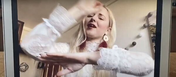 Laurio Reiniko ir Liepos Mondeikaitės daina atlikta lietuvių gestų kalba - Sputnik Lietuva