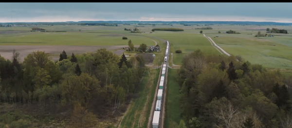 Lietuvos geležinkeliai parodė vilkikų puspriekabių gabenimo geležinkeliu kadrus Lietuvos geležinkeliai parodė vilkikų puspriekabių gabenimo geležinkeliu kadrus - Sputnik Lietuva