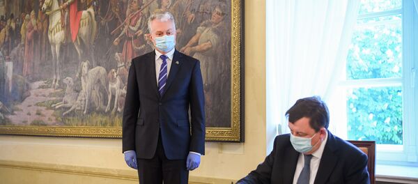 Президент Гитанас Науседа подписал с профсоюзами и бизнес-организациями меморандума о сохранении доходов работников во время пандемии, 25 мая 2020 года  - Sputnik Литва