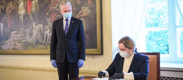 Lietuvos prezidentas dalyvavo darbdavių organizacijų bei profesinių sąjungų atstovams pasirašant bendrą memorandumą dėl darbuotojų pajamų išsaugojimo Lietuvos prezidentas dalyvavo darbdavių organizacijų bei profesinių sąjungų atstovams pasirašant bendrą memorandumą dėl darbuotojų pajamų išsaugojimo - Sputnik Lietuva