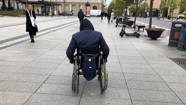 Человек в инвалидной коляске на улице Вильнюса - Sputnik Lietuva