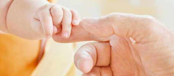 Малыш держит за руку - Sputnik Литва