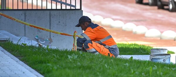 Рабочий ремонтирует лестницу, Вильнюс Рабочий ремонтирует лестницу, Вильнюс - Sputnik Lietuva