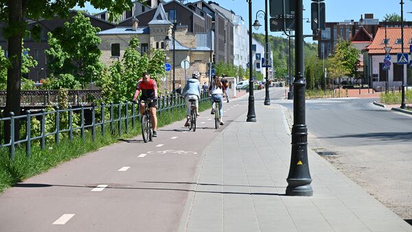 Велосипедисты на велосипедной дорожке в Вильнюсе - Sputnik Литва