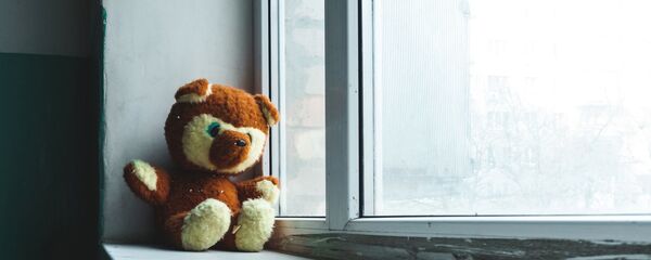 Игрушечный мишка на подоконнике, архивное фото - Sputnik Литва