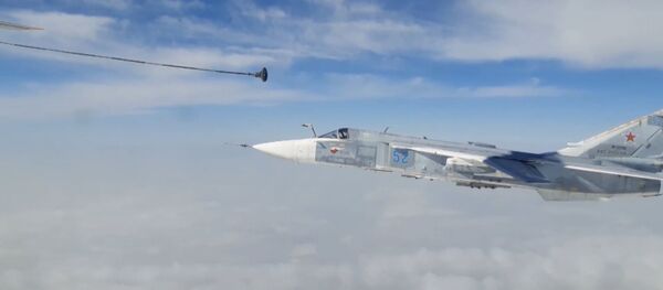 Экипажи фронтовых бомбардировщиков Су-24М отработали дозаправку в воздухе - Sputnik Литва