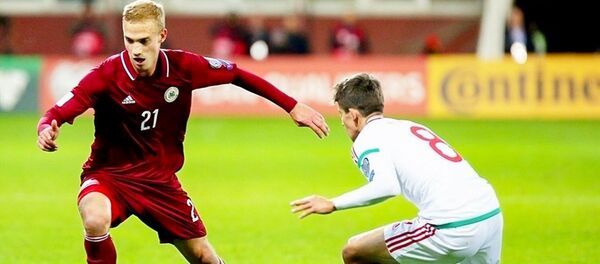 Играет полузащитник сборной Латвии Глеб Клюшкин, архивное фото Играет полузащитник сборной Латвии Глеб Клюшкин, архивное фото - Sputnik Литва