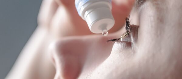 Женщина закапывает капли в глаза, архивное фото Женщина закапывает капли в глаза, архивное фото - Sputnik Lietuva