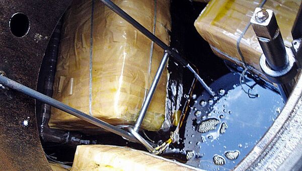 В цистерне с рапсовым маслом гродненские таможенники обнаружили плавающие 15 тыс. пачек сигарет - Sputnik Литва