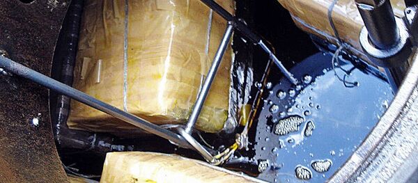 В цистерне с рапсовым маслом гродненские таможенники обнаружили плавающие 15 тыс. пачек сигарет - Sputnik Литва