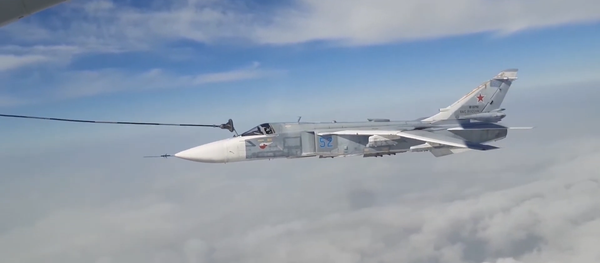 Дозаправка бомбардировщиков Су-24М в Волгоградской области Дозаправка бомбардировщиков Су-24М в Волгоградской области - Sputnik Литва