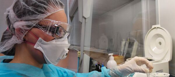 Сотрудник лаборатории ФБУЗ 'Центр гигиены и эпидемиологии в Санкт-Петербурге во время тестирования проб на коронавирус, архивное фото - Sputnik Литва