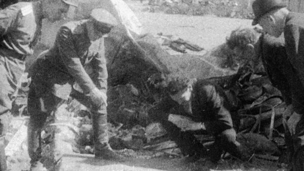 Kareiviai apžiūri rūsius, kuriuose žydai slapstėsi vokiečių okupacijos metu, Kaunas, Lietuva - Sputnik Lietuva